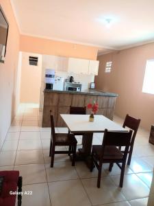 a kitchen and dining room with a table and chairs at Apartamento Aconchegante 1 quarto in Crato