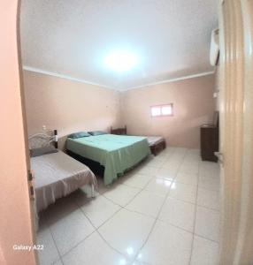 a bedroom with a bed and a couch in it at Apartamento Aconchegante 1 quarto in Crato