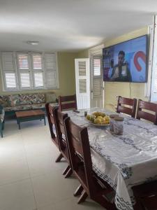 a dining room with a table with a plate of fruit on it at Casa Beach park in Aquiraz