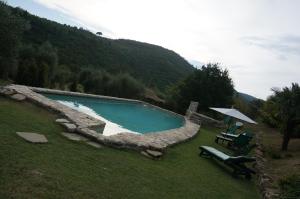 Bazén v ubytování Agriturismo Podere Palazzuolo nebo v jeho okolí