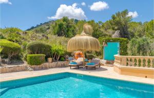 a swimming pool in a yard with a house at Es Socorrat in Portocolom