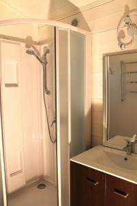 a bathroom with a shower and a sink at ZEcamping 3 étoiles Aveyron - Espace aquatique calme et nature in Montlaur