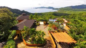 - une vue aérienne sur une maison avec un jardin dans l'établissement Eco Boutique Hotel Vista Las Islas Reserva Natural, à Paquera