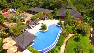 パケラにあるEco Boutique Hotel Vista Las Islas Reserva Naturalのプール付きの家の航空写真