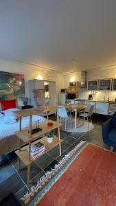a living room with a couch and a table and a kitchen at Carlsminde ferielejlighed in Stenstrup