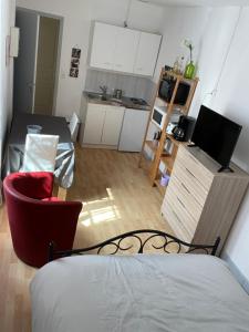 a small room with a bed and a kitchen at L'Abbatiale in Néris-les-Bains +9 photos