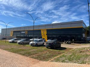 a parking lot with cars parked in front of a building at Quarto Premium c Ar e Wi-Fi - Próximo à Ponte JK in Brasília