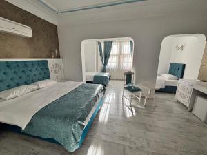 ein Schlafzimmer mit einem großen Bett und einem Spiegel in der Unterkunft Urcu Hotel in Antalya + 90 Fotos