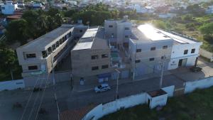an overhead view of a building with a parking lot at Hotel Plaza Lampião in Serra Talhada