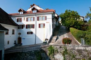 a white house with stairs leading up to it at Hotel Altstadt in Erlach