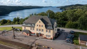 an aerial view of a large house with a lake at Stationshuset bed and breakfast i Ed in Ed