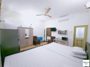 a bedroom with a large white bed in a room at Second Home Resort- Homestay AC Room with Attached Bathroom and WiFi in Boralesgamuwa