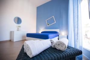 a room with two beds and towels on a bench at Appartamento Nettuno in Castellammare del Golfo