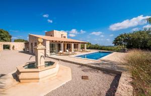 a house with a fountain in front of a pool at La Fuente De Montuiri in Montuiri