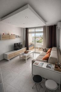a living room with a couch and a table at Apartamento Luxury in Maspalomas