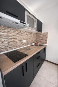 a kitchen with a sink and a microwave at Apartamento Luxury in Maspalomas