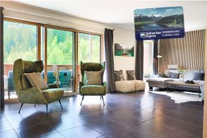 a living room with two chairs and a couch at Apartment ZellPeak in Zell am See