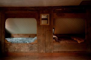 a bedroom with two bunk beds in a cabin at Chez Oma, La petite ferme in Weinbourg