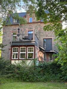 a large brick building with a balcony on it at Fabelhaus in Traben-Trarbach