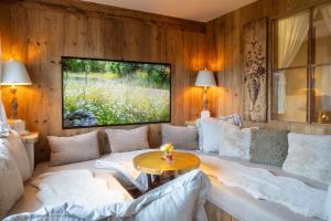 a living room with a couch and a table at Weißt Du noch - Gästehäuser & Suiten in Kühlungsborn