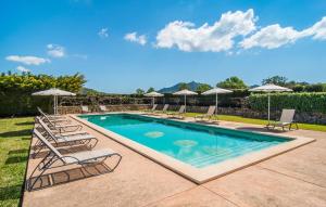 a swimming pool with lounge chairs and umbrellas at Son Capellot Uno in Felanitx