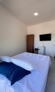 a bedroom with a bed with two pillows on it at Chalé dos Anjos in Fortim +53 photos