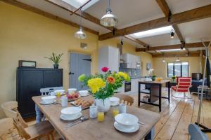 a dining room and living room with a wooden table at 2 Bed in Haughley oc-strb in Haughley