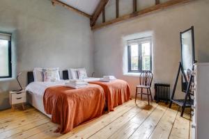 a bedroom with a bed with an orange blanket at 2 Bed in Haughley oc-strb in Haughley
