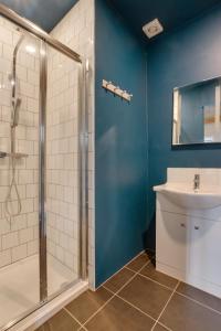 a bathroom with a shower and a sink at 2 Bed in Haughley oc-strb in Haughley +13 photos