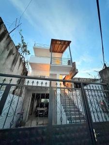 a building with a balcony with a stair railing at Villa Noah in Berat