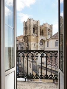 リスボンにあるCibele by Patio 25の城の景色を望む開口窓