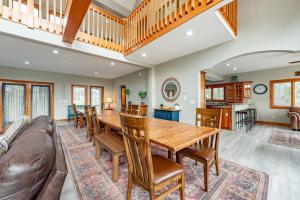 a living room with a table and a couch at American Eagle Lodge by Railey Vacations in McHenry +49 photos