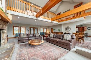 a living room with a couch and a table at American Eagle Lodge by Railey Vacations in McHenry