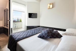 a bedroom with a large bed with a window at Hotel Michelangelo in Riccione
