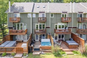 an aerial view of a house with a large deck at Après 18 by Railey Vacations in McHenry