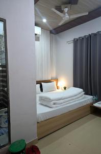 a bedroom with a bed in a room with a window at Hotel Gopal Palace in Khātu