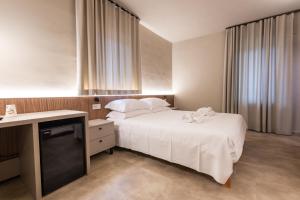 ein Hotelzimmer mit Bett und Schreibtisch in der Unterkunft Aima Boutique Rooms in Costa Volpino + 20 Fotos