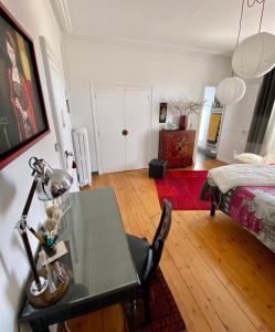 a living room with a glass table and a bed at Les Lamartine-chambres d'hôtes in Le Mans
