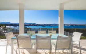 a table and chairs on a balcony with a view of the water at Esperanza in Portocolom