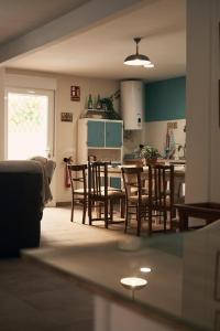 a kitchen and dining room with a table and chairs at Casilla Soleá Rural in Carcabuey