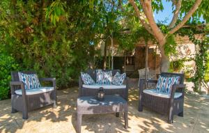 a group of chairs and a table and a tree at Can Sua in Artá