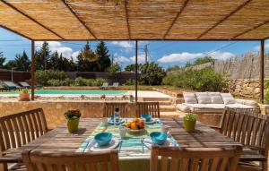 a wooden table with chairs and a tableasteryasteryasteryasteryasteryasteryasteryastery at Son Cullera Petit in Son Servera