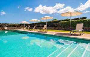 a swimming pool with chairs and umbrellas at Son Capellot Cinco in Felanitx