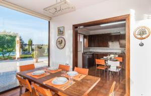 a kitchen and dining room with a table and chairs at Ca Na Siona in Alcudia
