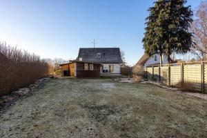 an empty yard in front of a house at FY405-Millinge-Assensvej-422 in Faldsled