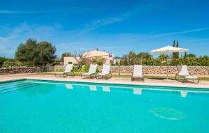 a swimming pool with lounge chairs and an umbrella at Son Capellot Cinco in Felanitx