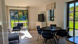 a living room with a table and chairs at Ferienhaus Ovis Natur, Ruhe und Erholung in der Lüneburger Heide, Hunde willkommen in Winsen