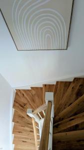 a ceiling with a spiral design on it at Ferienhaus Ovis Natur, Ruhe und Erholung in der Lüneburger Heide, Hunde willkommen in Winsen