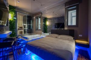 ein Schlafzimmer mit einem großen Bett und einer Badewanne in der Unterkunft Suite Roma15 in Roccaraso