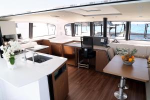 eine Küche und ein Essbereich eines Bootes in der Unterkunft Let's go catamaran in Saint Barthelemy